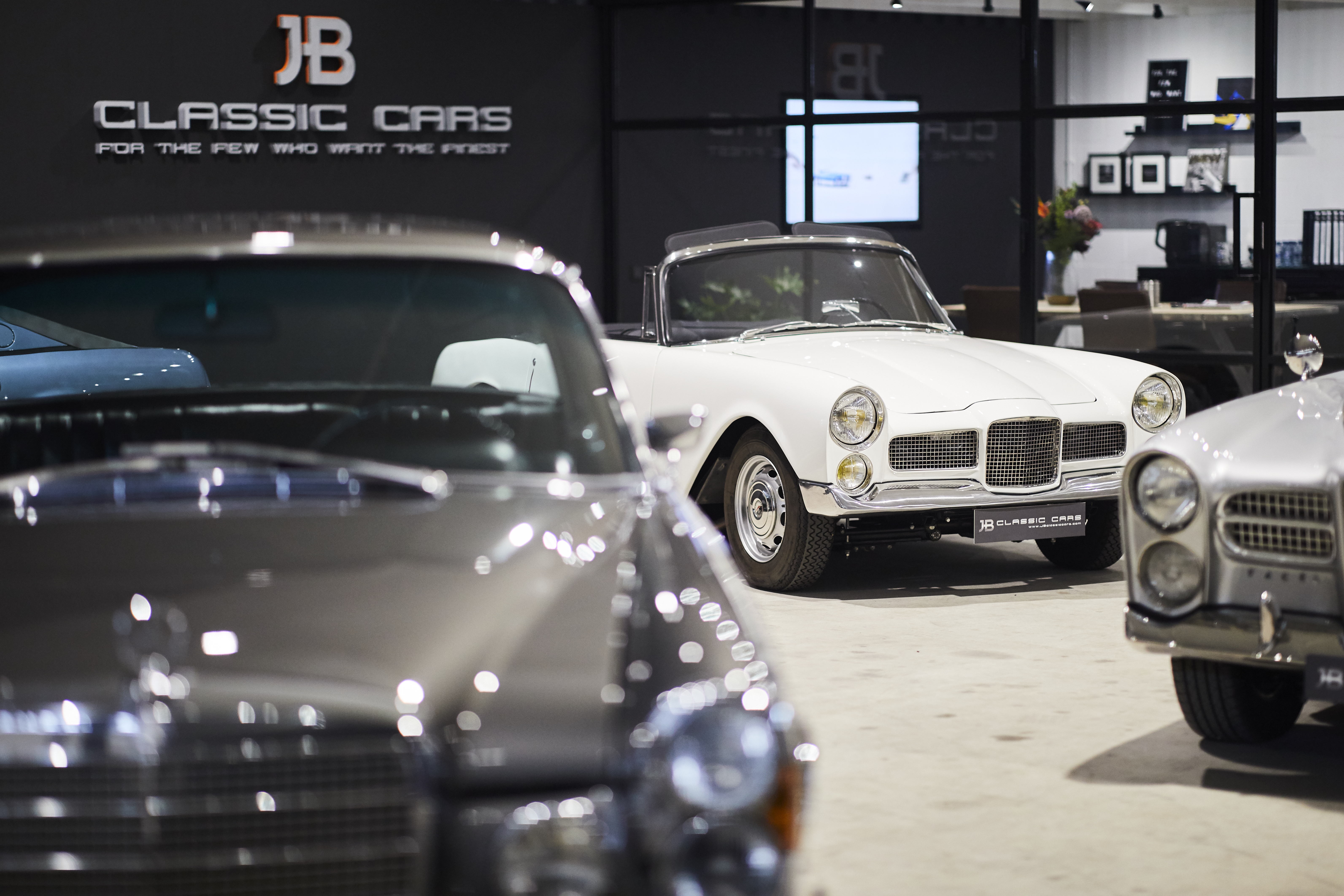 JB Classic Cars - showroom (1)